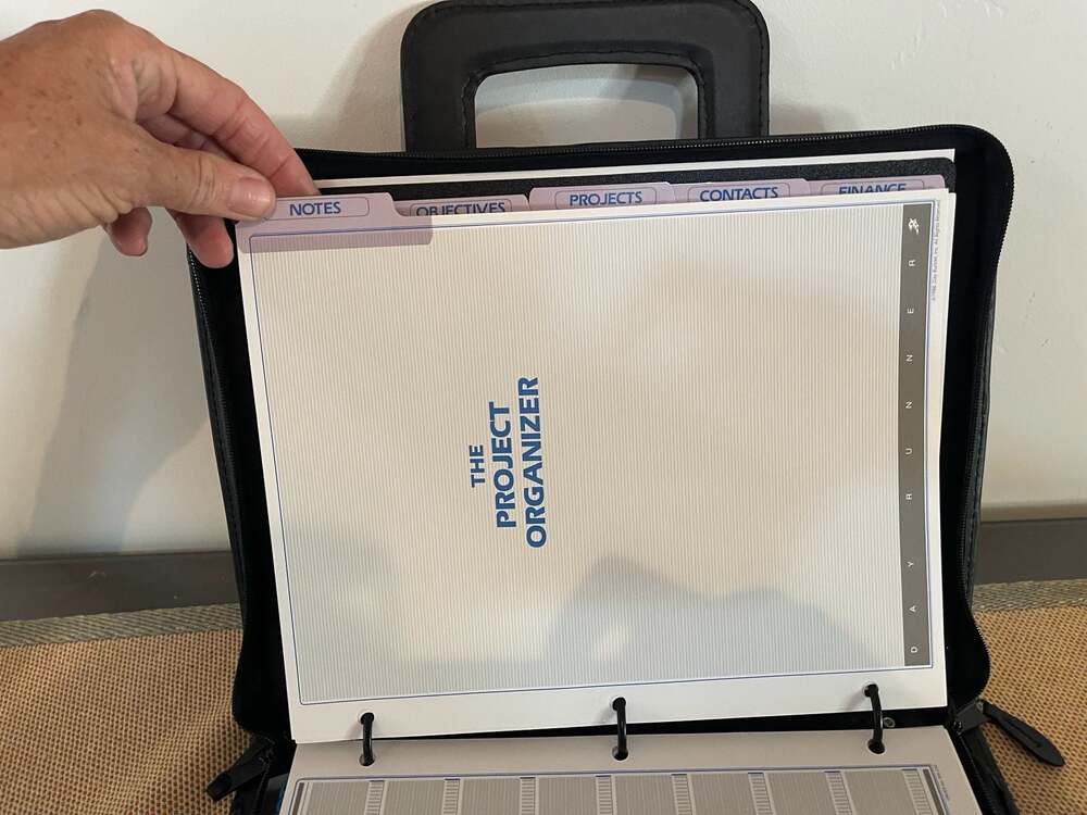 Day Runner Premium Leather Entrepreneur Edition Personal Organizer - Picture 7 of 9